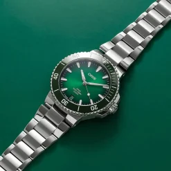 Oris Aquis Date Calibre 400 43.5mm Green Dial Stainless Steel Bracelet Watch