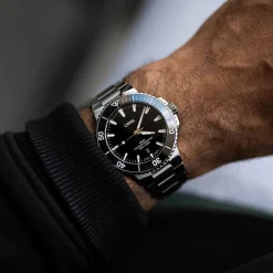Oris Aquis Date 41.5mm Black Dial Stainless Steel Bracelet Watch