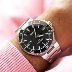 Oris Aquis Date 41.5mm Black Dial Stainless Steel Bracelet Watch