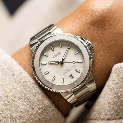 Oris Aquis Date 36.5mm White MOP Dial Stainless Steel Bracelet Watch